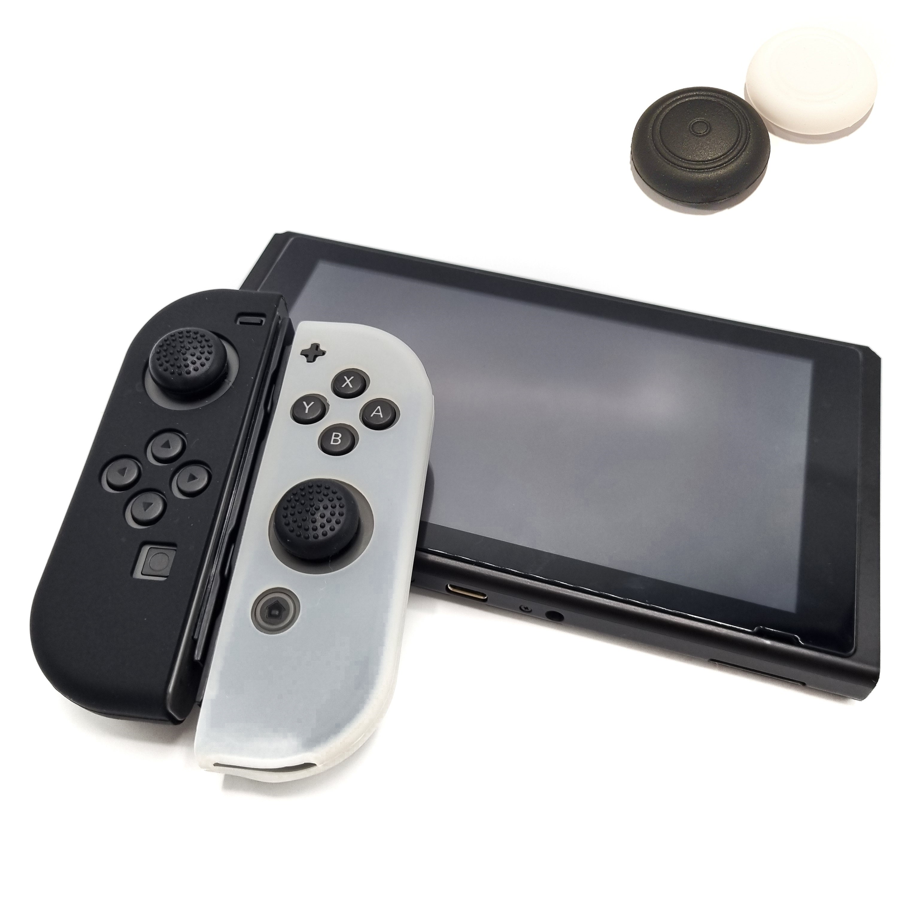 Schutzhüllen + Daumengriffe | Performance Anti-Rutsch-Haut | Softcover-Griffhülle | Transparent/Schwarz + Schwarz/Weiße Daumen | Zubehör passend für Nintendo Switch Joy-Con Controller